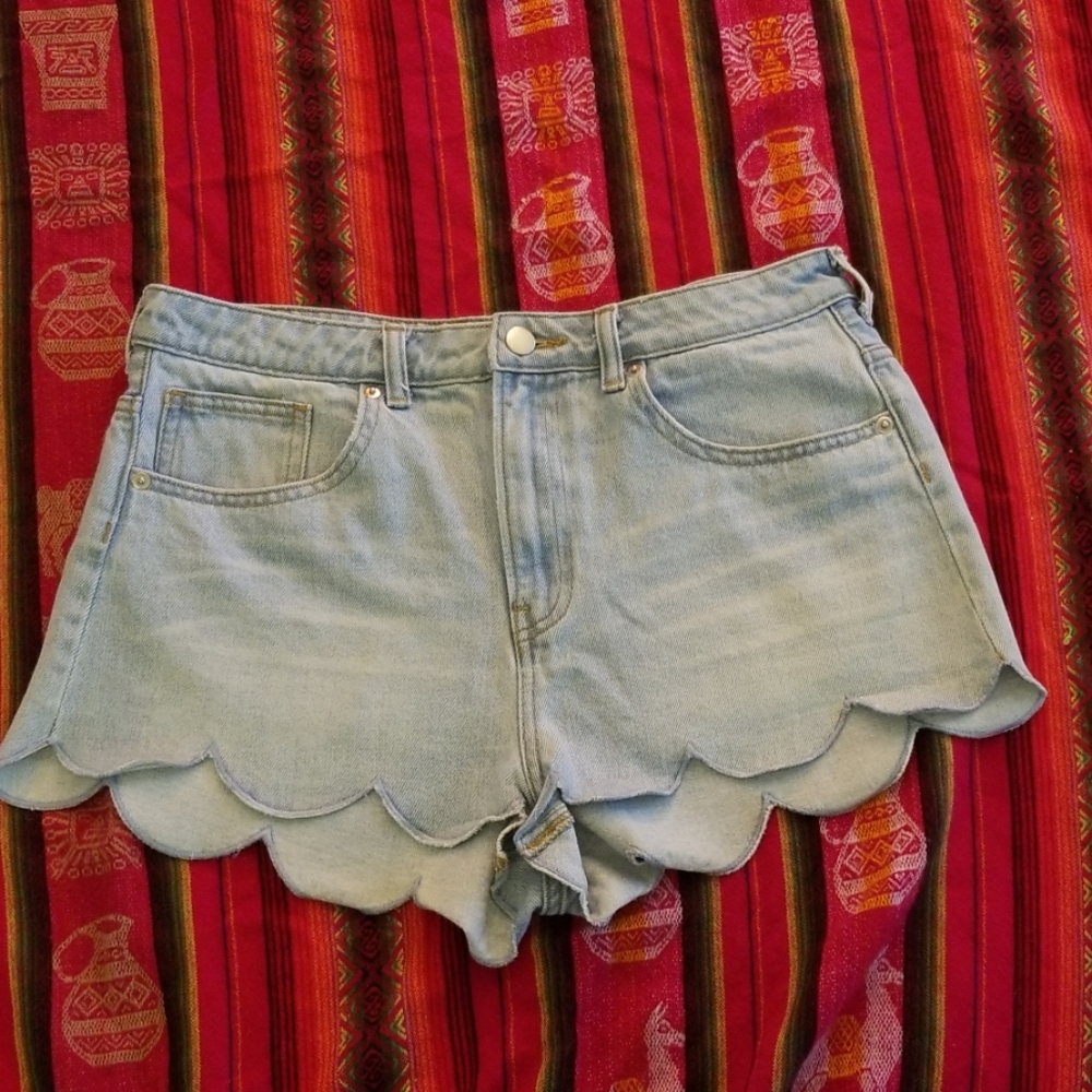 H&M, highrise, scalloped demin shorts.